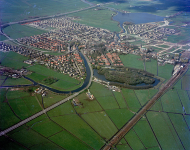835152 Luchtfoto van Abcoude met op de voorgrond Fort Abcoude en op de achtergrond het Abcoudermeer.N.B. Per 1 januari ...